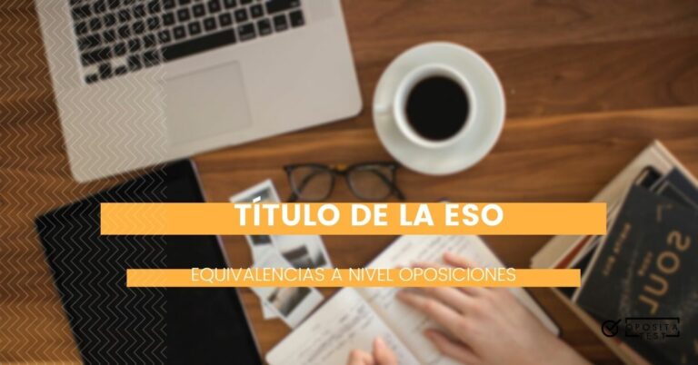 Chico escribiendo en una libreta. Toda la imagen está fuera de foco. Se utiliza para ilustrar una entrada de equivalencias del título de la ESO para oposiciones.