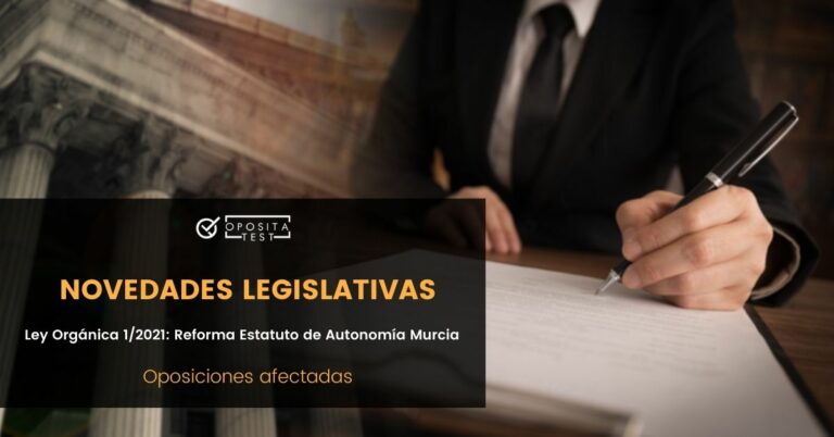 Imagen genérica de persona firmando documentación junto a fondo desenfocado de edificio institucional para acompañar una entrada en la que se analizan las oposiciones afectadas por la Ley Orgánica 1/2021, que modifica el Estatuto de Autonomía de la Región de Murcia