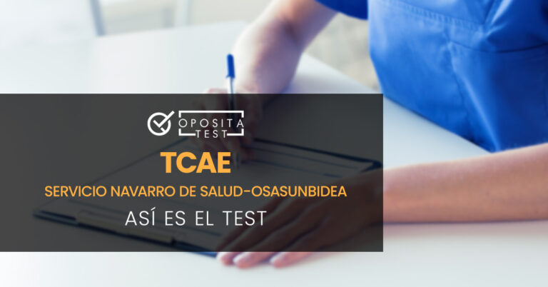 TCAE tomando notas en un cuaderno. Toda la imagen está fuera de foco. Se utiliza para ilustrar una entrada sobre el test de TCAE (Auxiliar de Enfermería) del Servicio Navarro de Salud-Osasunbidea.