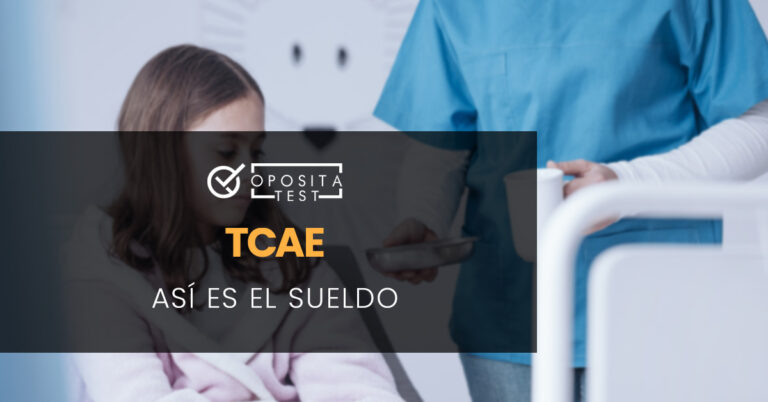 TCAE entregando medicación y agua a una niña que está sentada en una cama. Toda la imagen está fuera de foco. Se utiliza para ilustrar una entrada sobre el sueldo de Auxiliar de Enfermería (TCAE).