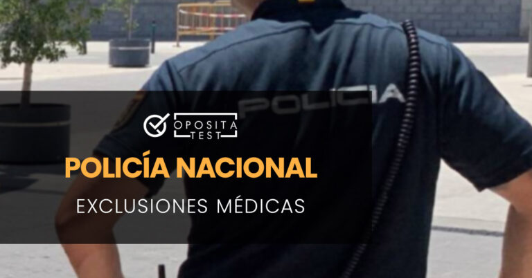 Policía nacional de espaldas en la calle. Toda la imagen está fuera de foco. Se utiliza para ilustrar una entrada sobre las exclusiones médicas de la Policía Nacional.