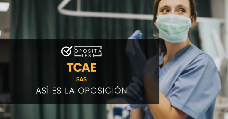 TCAE colocándose un guante y mirando a un lado. Toda la imagen está fuera de foco. Se utiliza para ilustrar una entrada sobre cómo es la oposición de TCAE del SAS.