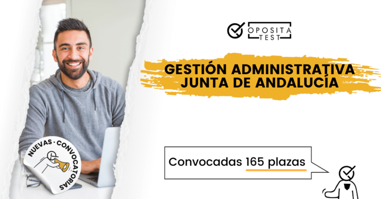 Imagen de un hombre sonriendo delante de un ordenador para acompañar una entrada sobre la convocatoria de Gestión Administrativa de la Junta de Andalucía