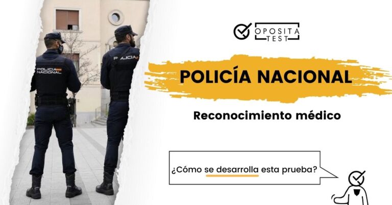 Imagen de profesionales de la Policía Nacional de espaldas a la cámara en uniforme para ilustrar una entrada en la que se analiza cómo es el reconocimiento médico en el Cuerpo de la Policía Nacional en España
