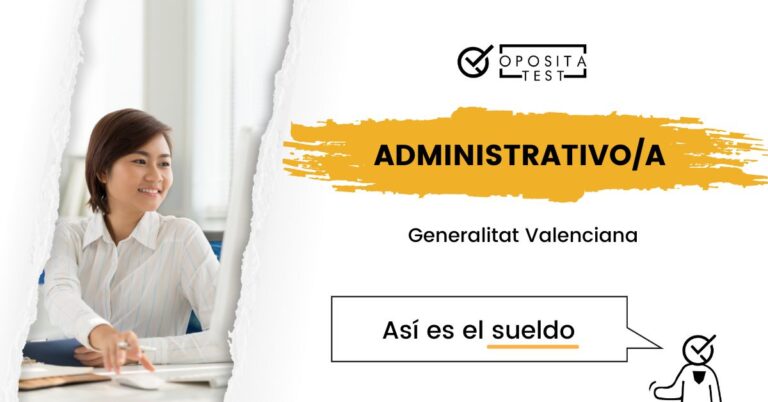 Imagen de una chica con el pelo corto sonriendo delante de un ordenador para acompañar una entrada en la que se indica cuál es el sueldo de los Administrativos de la Generalitat Valenciana.