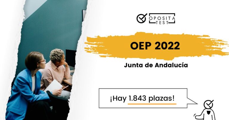 Imagen de varias personas en un despacho con ordenadores para acompañar una entrada en la que se analiza la Oferta de Empleo Público (OEP) de la Junta de Andalucía de 2022