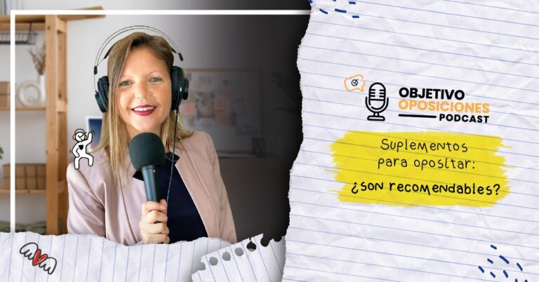 Imagen de la presentadora del podcast Objetivo Oposiciones con un micrófono y auriculares para acompañar el episodio 24, dedicado a los suplementos para opositar.