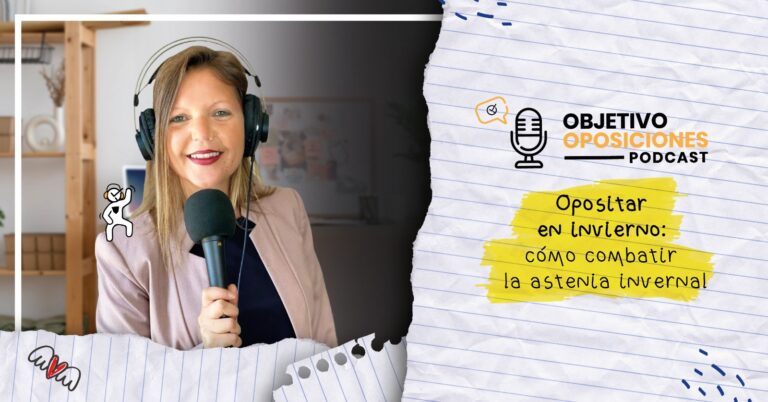 Imagen de la presentadora del podcast Objetivo Oposiciones con un micrófono y auriculares para acompañar un episodio con consejos para opositar en invierno y mantener la productividad.