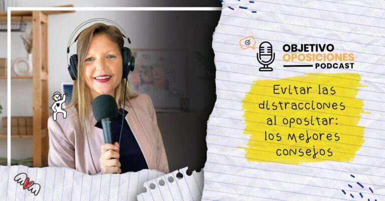 Imagen de la presentadora del podcast Objetivo Oposiciones con un micrófono para acompañar un episodio dedicado a evitar las distracciones al opositar.