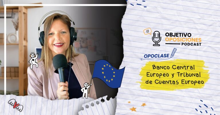 Imagen de la presentadora del podcast Objetivo Oposiciones sonriendo con un micrófono para acompañar una Opoclase sobre el Banco Central Europeo y el Tribunal de Cuentas Europeo.