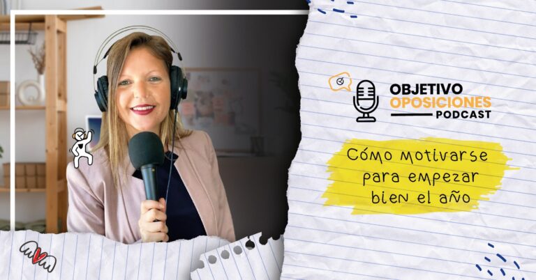 Imagen de la presentadora del podcast Objetivo Oposiciones sonriendo con un micrófono para acompañar un episodio dedicado a la motivación en año nuevo.