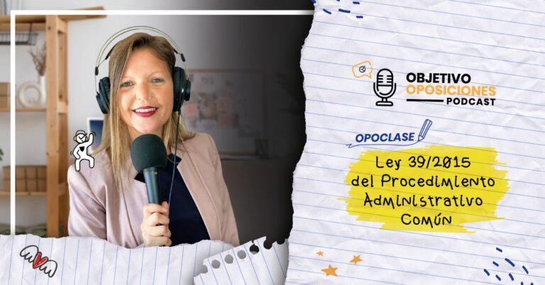 Imagen de la presentadora del podcast Objetivo Oposiciones, de OpositaTest, sonriendo con un micrófono para acompañar a un episodio en el que se de una Opoclase sobre las claves de la Ley 39/2015.
