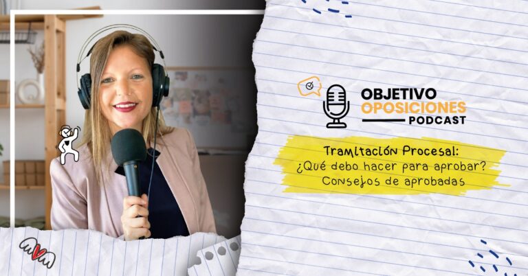 Imagen de la presentadora del podcast Objetivo Oposiciones, de OpositaTest, con un micrófono para acompañar un episodio en el que se entrevista a aprobadas de Tramitación Procesal.