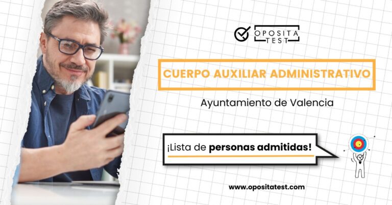 Imagen de un hombre feliz mirando un móvil para acompañar una entrada del blog de OpositaTest en la que se da información sobre la lista de personas admitidas del Cuerpo Auxiliar Administrativo del Ayuntamiento de Valencia.