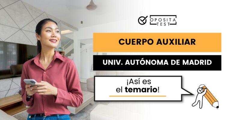 Imagen de una chica sonriendo con un teléfono móvil para acompañar una entrada del blog de OpositaTest en la que se explica cómo es el temario del Cuerpo Auxiliar Administrativo de la Universidad Autónoma de Madrid.