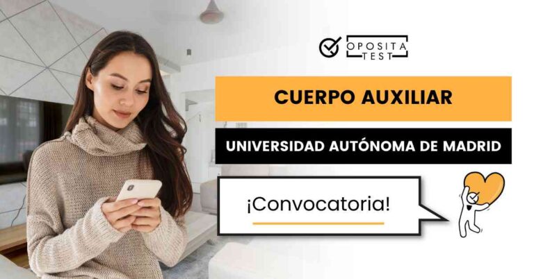 Mujer con móvil en el salón de su casa