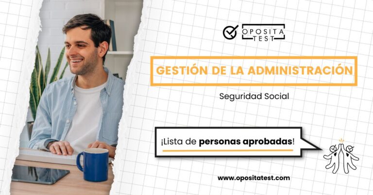 Imagen de un chico joven sonriendo delante de un ordenador para acompañar una entrada del blog de oposiciones de OpositaTest en la que se explica cómo funciona la lista de personas aprobadas de Gestión de la Administración de la Seguridad Social.