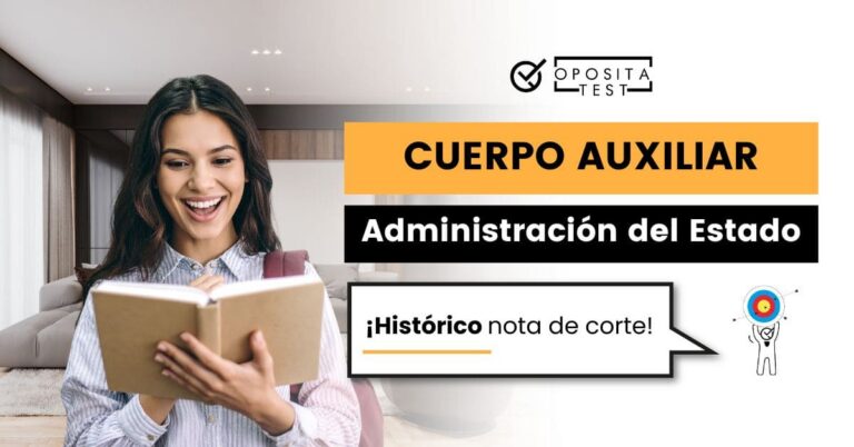 Imagen de persona joven con rostro sonriente consultando un libro. Acompaña una entrada en la que se analiza cuál ha sido el histórico de notas de corte del Cuerpo Auxiliar Administrativo del Estado