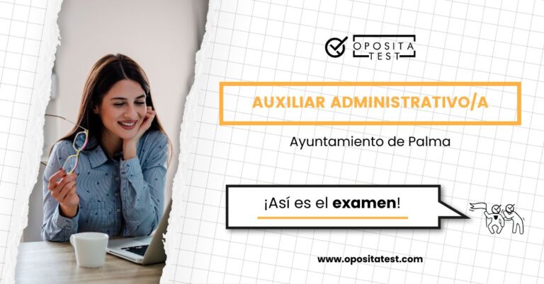 Imagen de una mujer sonriendo delante de un ordenador portátil para acompañar una entrada en la que se explica cómo es el test del Cuerpo Auxiliar Administrativo del Ayuntamiento de Palma.