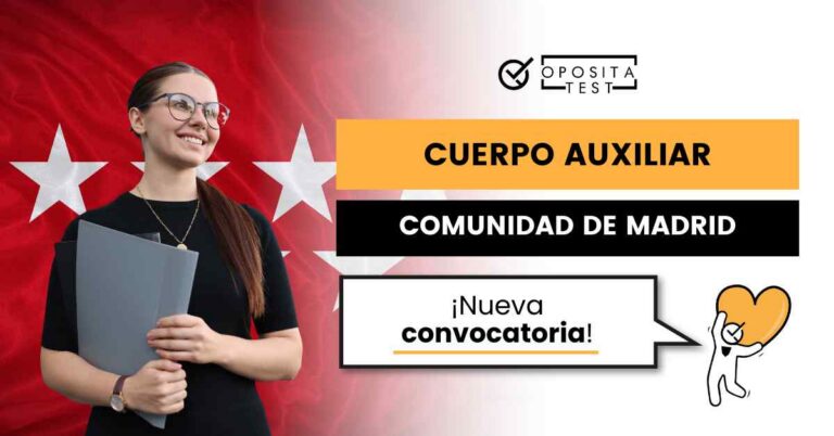 Chica sonriente con carpeta y fondo con la bandera de la Comunidad de Madrid