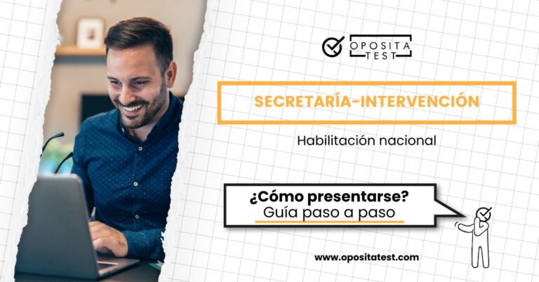 Imagen de un hombre sonriendo delante de un ordenador para acompañar una entrada en la que se explica cómo presentarse a la oposición de Secretaría-Intervención.