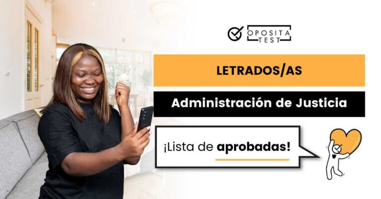 Imagen persona joven feliz con teléfono para acompañar una entrada en la que se analiza qué es la lista de personas aprobadas en el proceso selectivo de Letrados de la Administración de Justicia y cuál es su funiconamiento