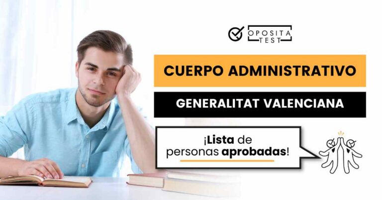 Hombre en escritorio rodeado de libros