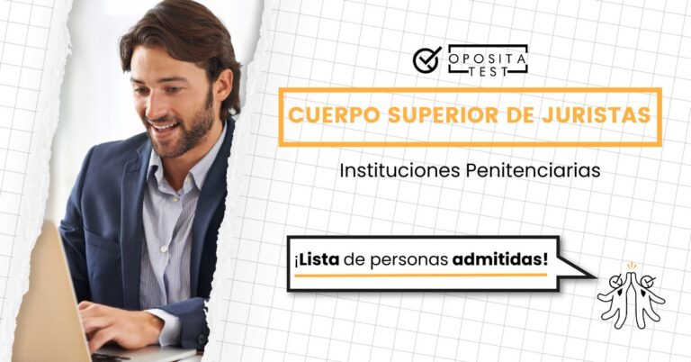 Imagen de un hombre sonriendo delante de un ordenador para acompañar una entrada del blog de OpositaTest en la que se explica qué es la lista de personas admitidas del Cuerpo Superior de Instituciones Penitenciarias.