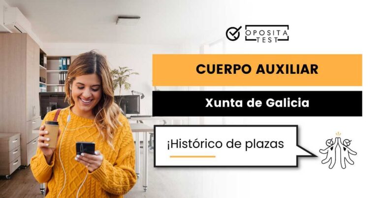 Imagen de persona joven en jersey amarillo con café para llevar consultando teléfono móvil con cara alegre para acompañar una entrada en la que se analiza la evolución de plazas de Auxiliar Administrativo de la Xunta de Galicia