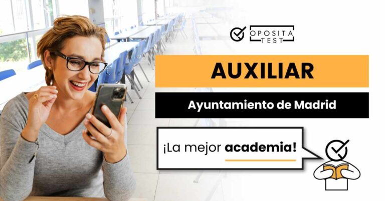 Imagen de persona joven con gafas y cara jovial consultando un teléfono móvil para acompañar una entrada en la que se analiza cuál es la mejor academia de oposiciones para preparar la oposición de Auxiliar Administrativo del Ayuntamiento de Madrid.