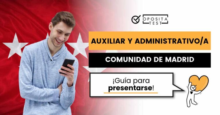 Imagen de un chico sonriendo con un teléfono móvil para acompañar una entrada en la que se explica cómo presentarse a las oposiciones de la Comunidad de Madrid.