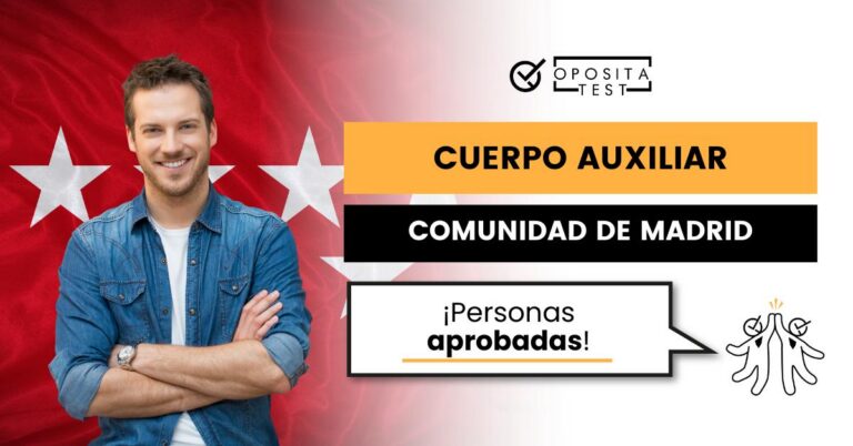 Imagen de un hombre sonriendo para acompañar una entrada en la que se analiza qué es la lista de personas aprobadas en la oposición al Cuerpo Auxiliar Administrativo de la Comunidad de Madrid