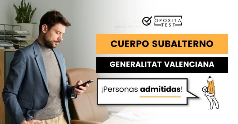 Hombre con un teléfono móvil en su despacho.