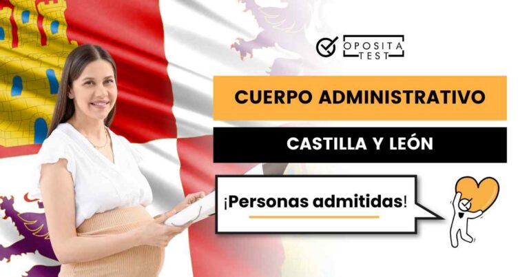 Mujer sonriente sosteniendo una carpeta abierta