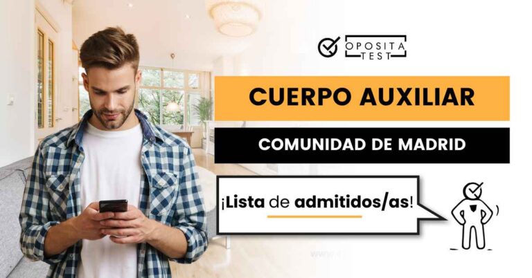 Hombre consultando el móvil