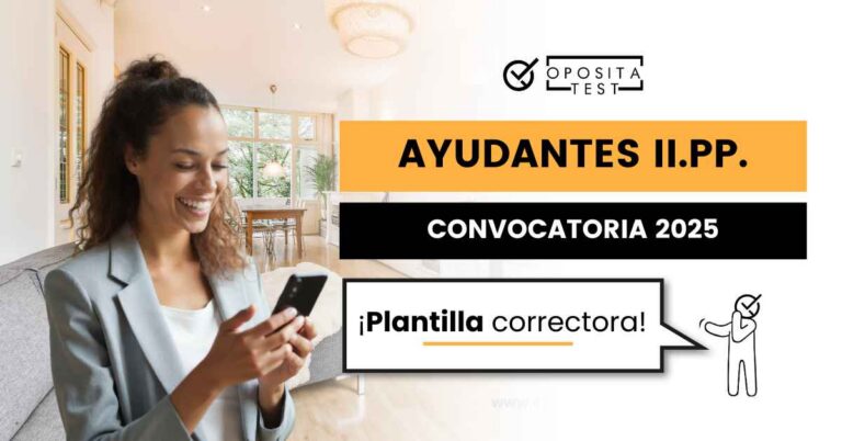 Mujer consultando móvil mientras sonríe