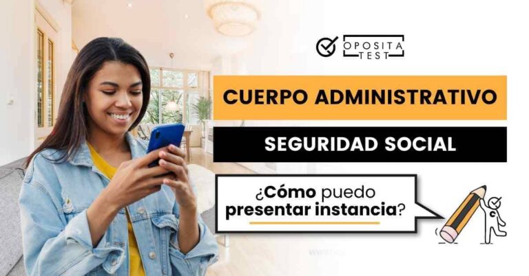 Mujer sonriendo consultando su teléfono móvil