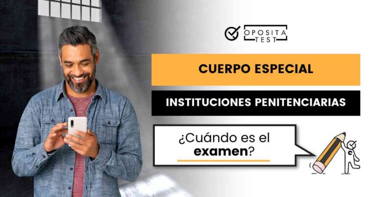 Hombre sonriendo mirando su móvil