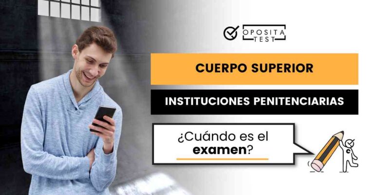 Hombre sonriendo revisando su móvil