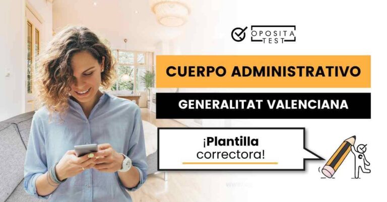 Mujer consultando su teléfono sonriendo