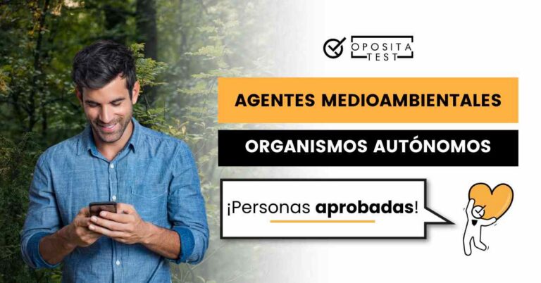 Hombre consultando su móvil sonriente