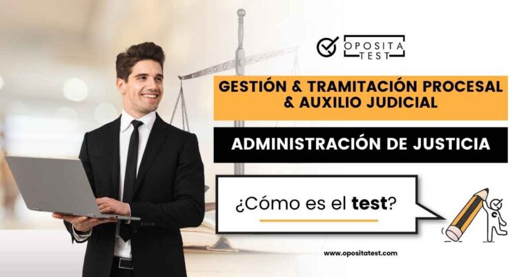 Imagen de un hombre en traje sonriendo sosteniendo un portátil