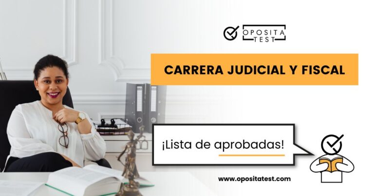 Imagen de mujer joven en despacho con rostro sonriente para acompañar una entrada en la que se analiza qué es y cómo funciona la lista de personas aprobadas en el proceso selectivo de acceso a la carrera judicial y fiscal