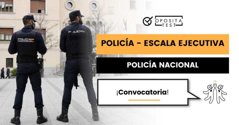 Imagen de miembros del Cuerpo Nacional de Policía de espaldas a la cámara y en uniforme para acompañar una entrada en la que se analiza cómo es la convocatoria de la Escala Ejecutiva de la Policía Nacional
