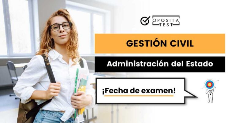 Imagen de persona joven con rostro jovial sosteniendo libros sobre el fondo de un aula de formación para acompañar una entrada en la que se analiza cuál es la fecha de examen del cuerpo de Gestión de la Administración Civil del Estado