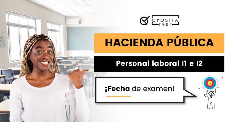 Imagen de persona joven y alegre sobre fondo de mesas de colegio señalando un cartel en el que se indica "fecha de examen de Personal laboral de la AEAT I1 e I2"