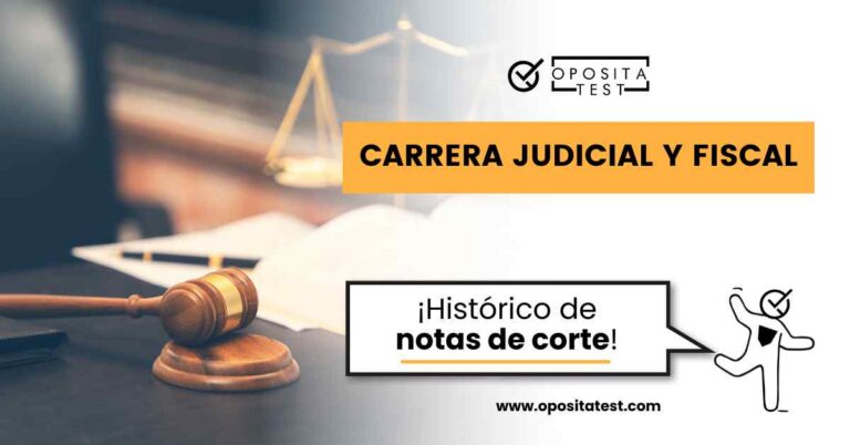 Imagen de mesa de un juzgado con mazo y balanza de justicia