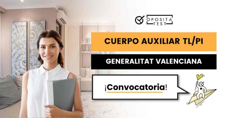 Mujer sonriente sosteniendo una carpeta de documentos