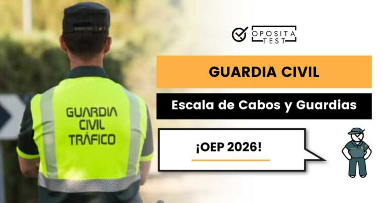 Imagen de Guardia Civil de Tráfico de espaldas a la cámara en uniforme para acompañar una entrada en la que se analiza cómo es y cómo funciona la Oferta de Empleo Público de 2026 de la Guardia Civil