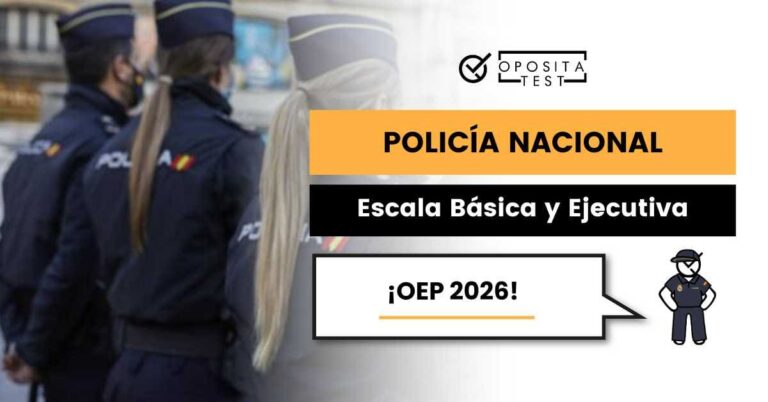 Imagen de miembros del Cuerpo Nacional de Policía en uniforme de espaldas a la cámara para acompañar una entrada en la que se analiza la publicación de la Oferta de Empleo Público de 2026 de la Policía Nacional en la Escala Básica y Ejecutiva